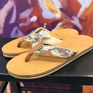 hari mari - woodland camo - flip flops - brand nwt